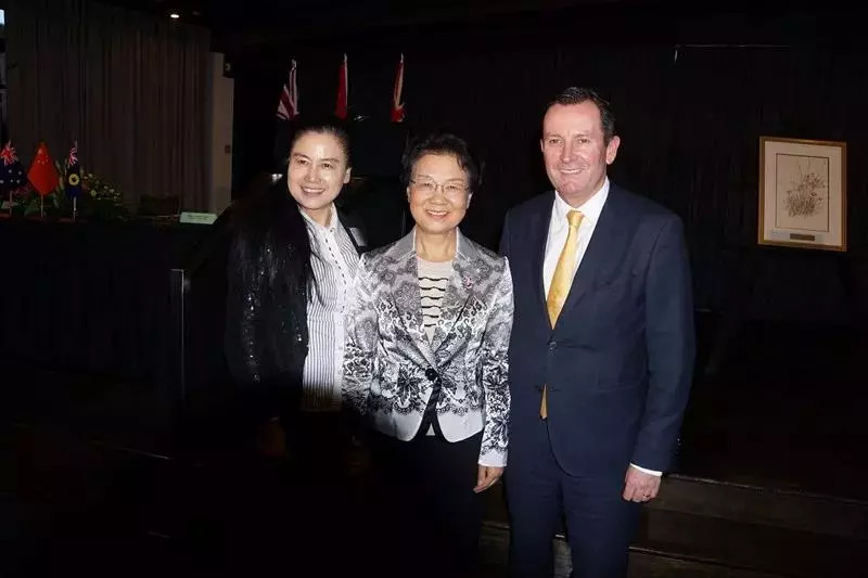 省政協(xié)主席喬傳秀（中）、澳大利亞西澳州州長Mark McGowan（右）與陶曉鶯董事長（左）在經(jīng)貿(mào)交流會上親切交流.jpg